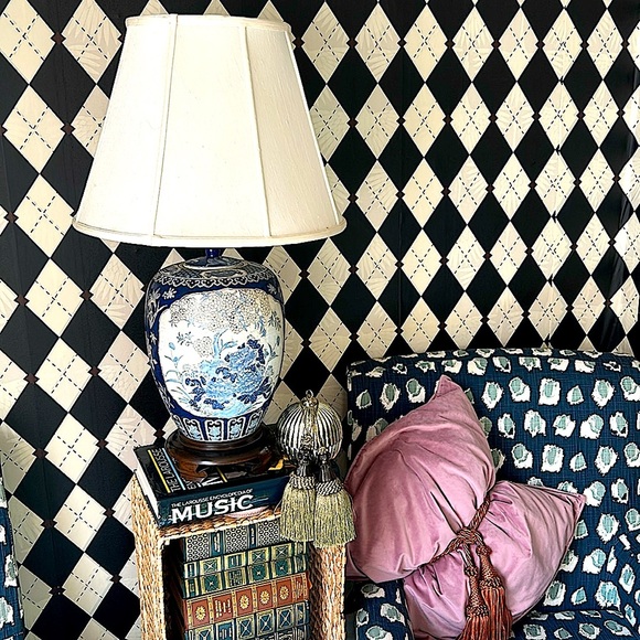 Vintage Chinoiserie Textured Table Lamp – Cultured Elegance - Picture 8 of 17